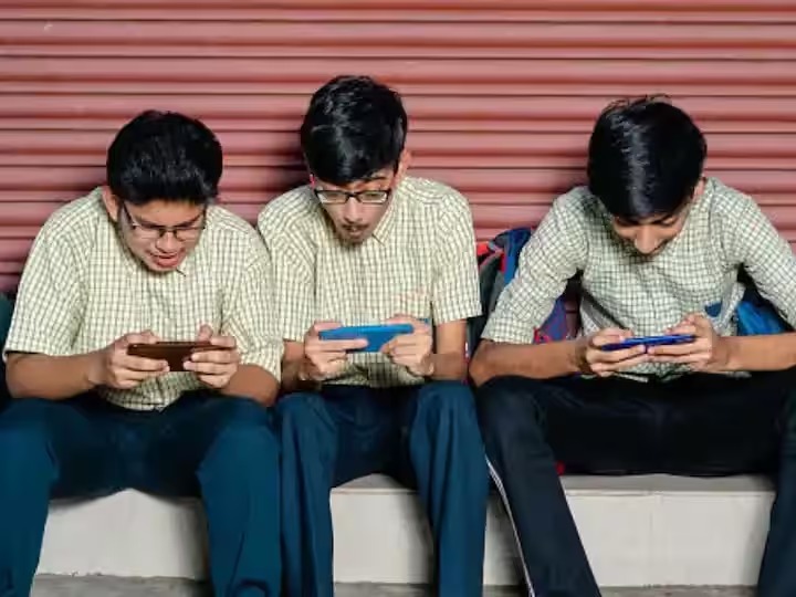 Ban smartphones from schools from UNESCO report