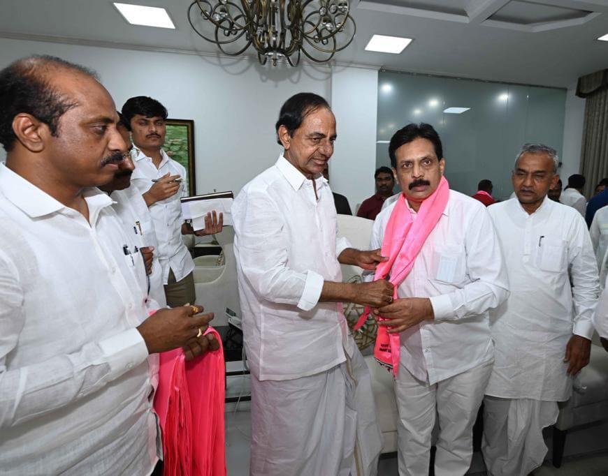 In the presence of Telangana Chief Minister K Chandrasekhar Rao farmer labor leader Sanjay Patil joined the party