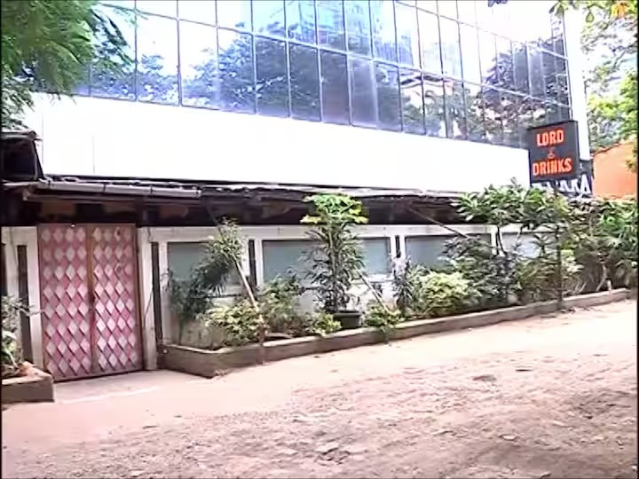 Three pub workers and seven policemen beaten up in Andheri in Mumbai