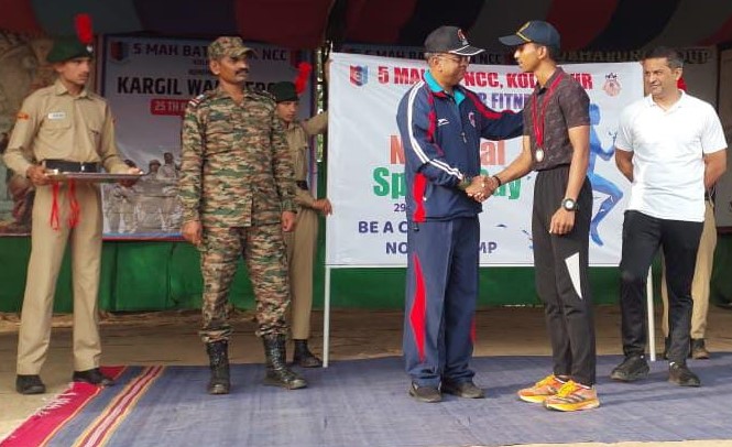 Sahil Turte of Vivekananda College stands first in marathon competition