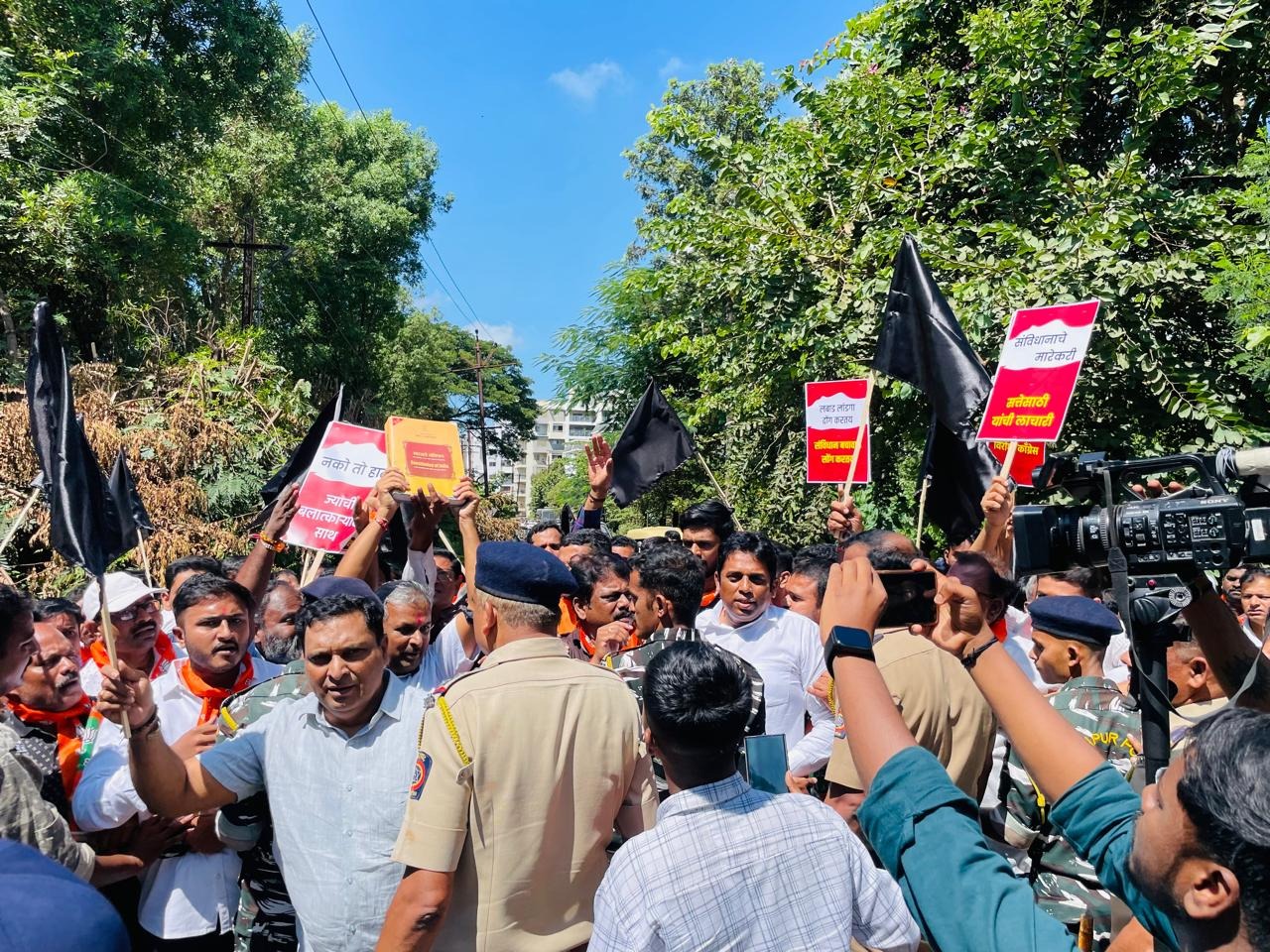 Rahul Gandhi protests in Kolhapur showing black flags