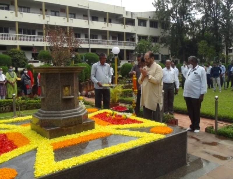 Greetings on the death anniversary of Sansthamata Sushiladevi Salunkhe in Vivekananda College