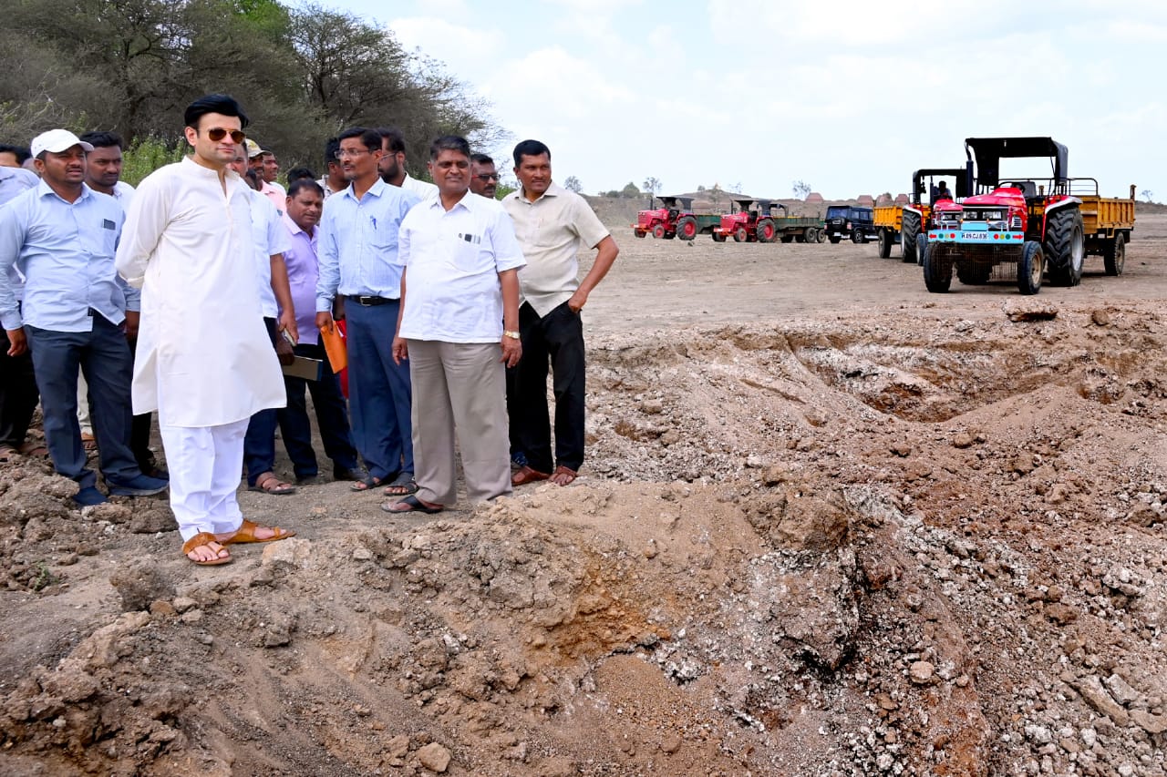 Three thousand trolleys of silt was lifted from Jaisingrao lake