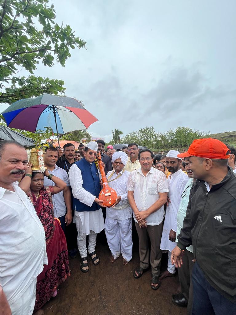 Vithuraya of Pratipandharpur Nandwal on the occasion of Ashadhi Ekadashi Guardian Minister Deepak Kesarkar took darshan