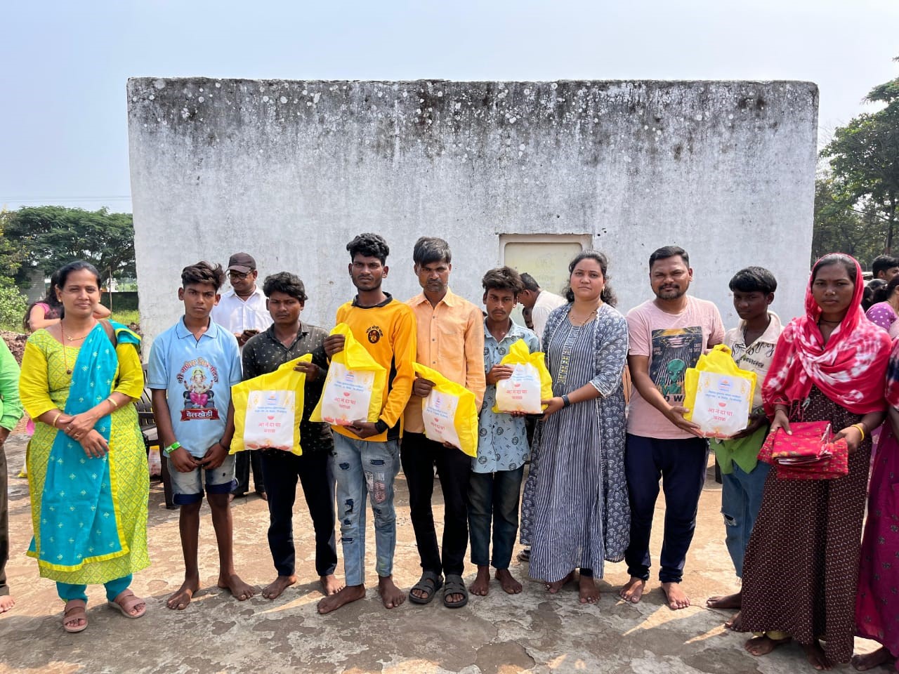 Happy Diwali was celebrated by distributing materials to sugarcane workers in Shivnakwadi