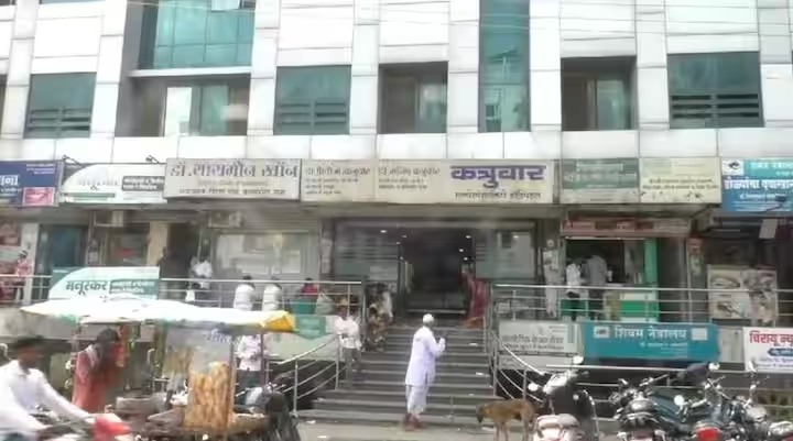 Incident in Nanded's Bhagyanagar Fruit seller cut off both hands of a young man