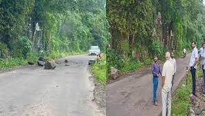 A crack fell on the main road above Panhala