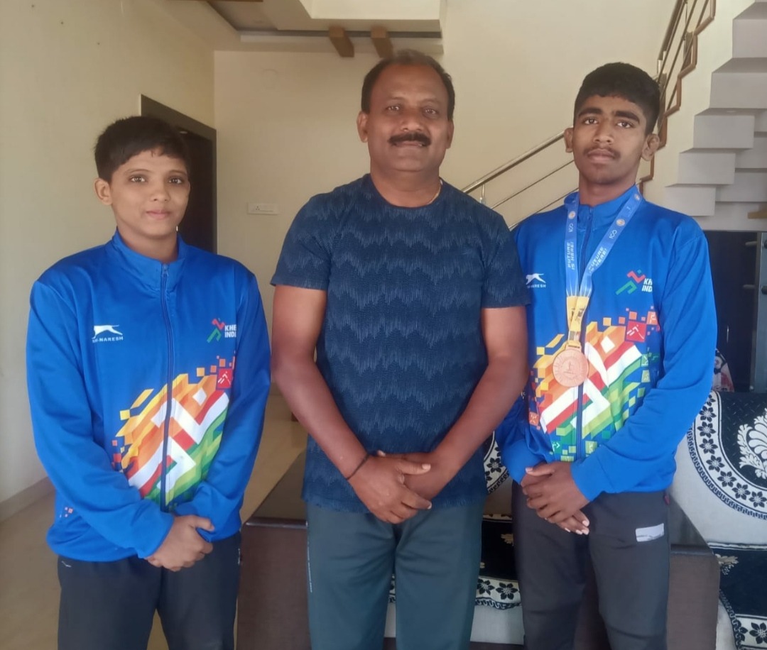 Sanjay Jadhav of Hanmantwadi helps wrestlers