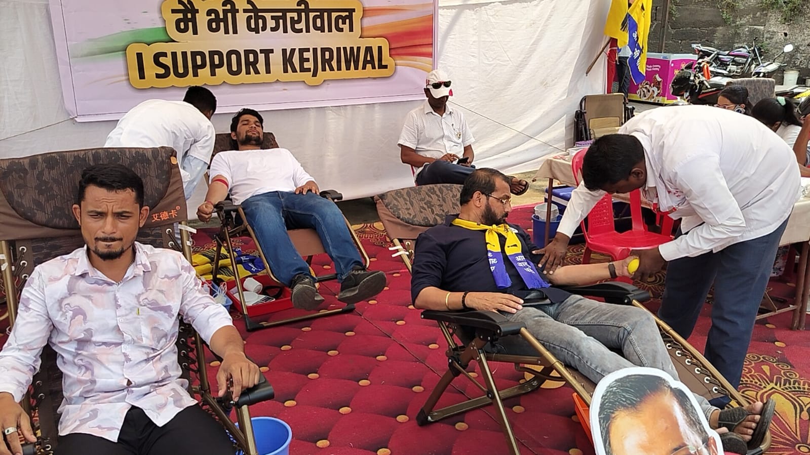 Blood donation by AAP in support of Kejriwal