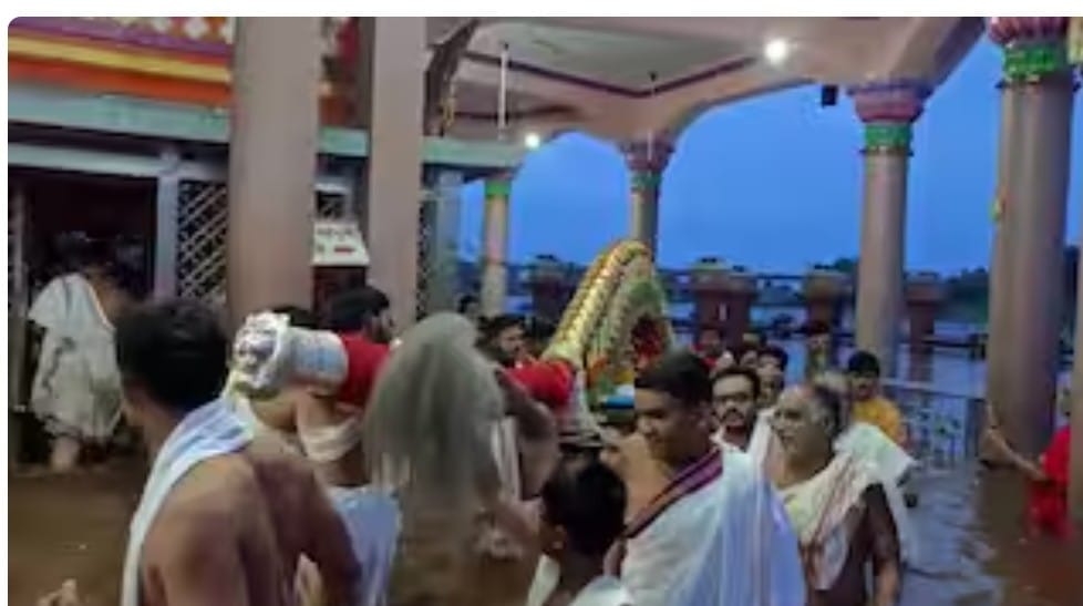 Devotees flock to bathe in the Datta temple of Srikshetra Nrisimhwadi