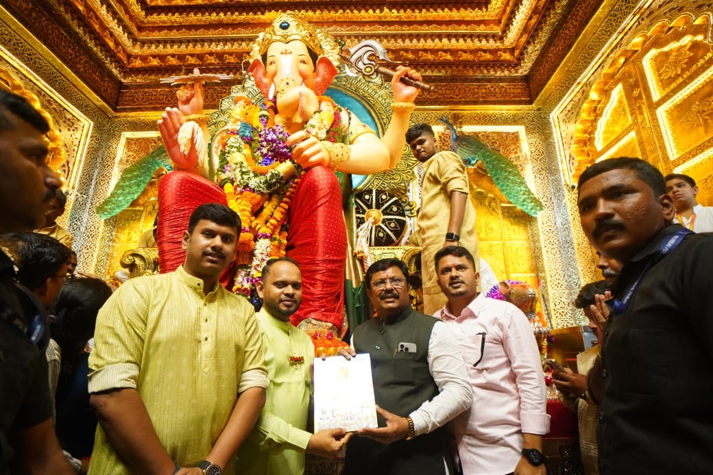 Rajesh Kshirsagar prostrates at the feet of the King of Lalbagh