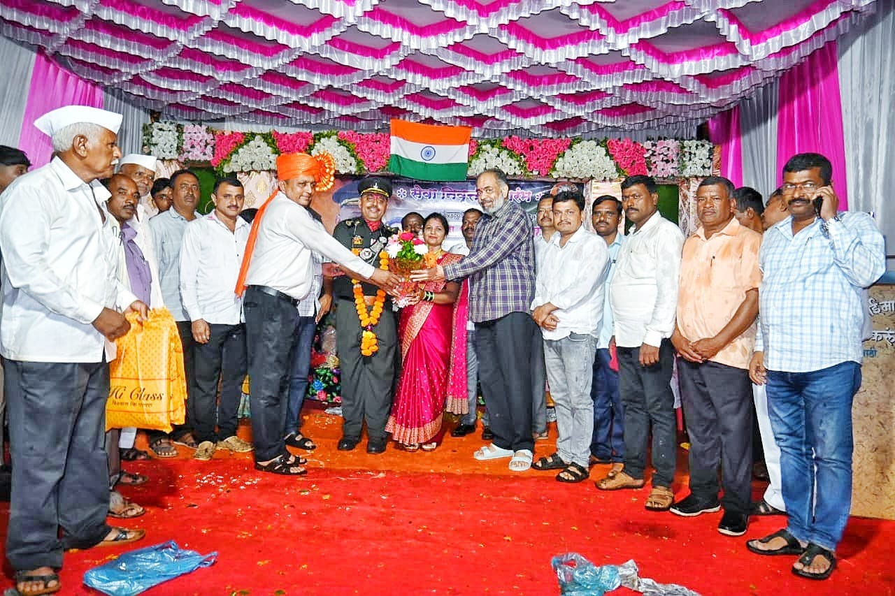 Captain Rajaram Thanu Warang felicitated on retirement after 29 years of service at Karungale