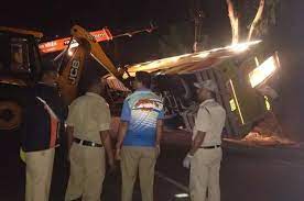Terrible accident of private travel going from Goa to Mumbai