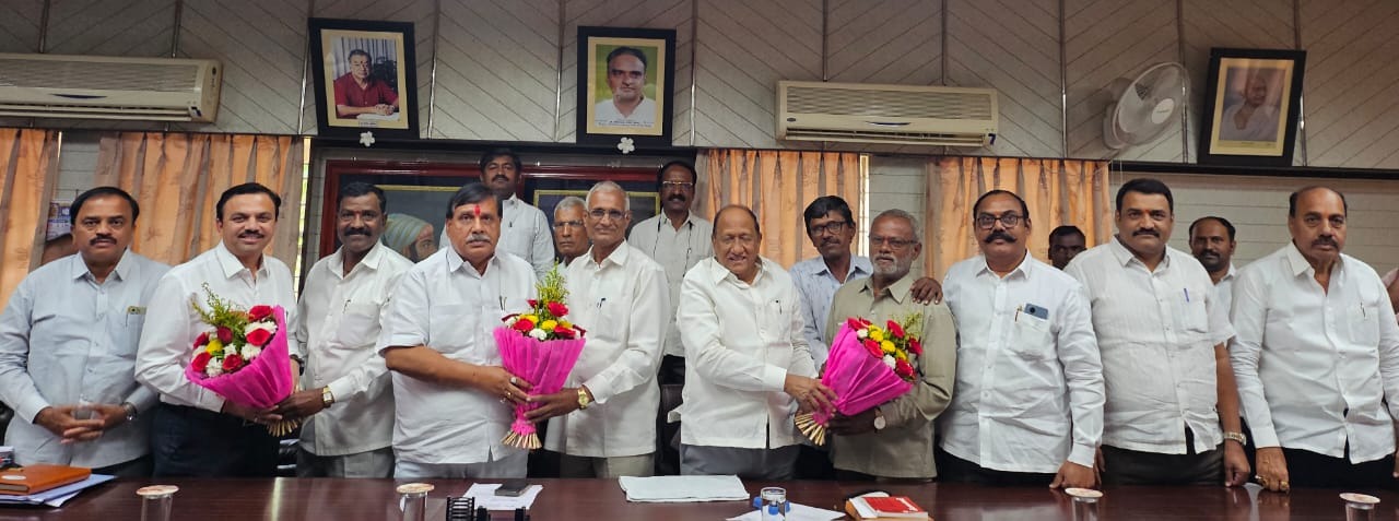 Arun Dongle chairman of Gokul felicitated by Milk Sanstha Employees Association