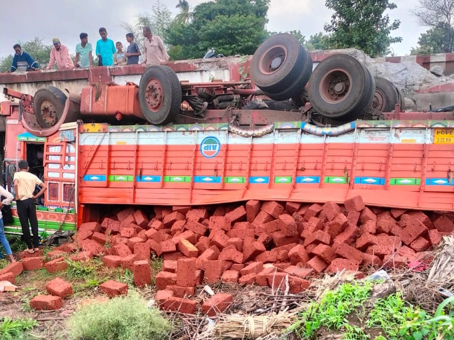 Cargo truck falls into stream in Kodoli