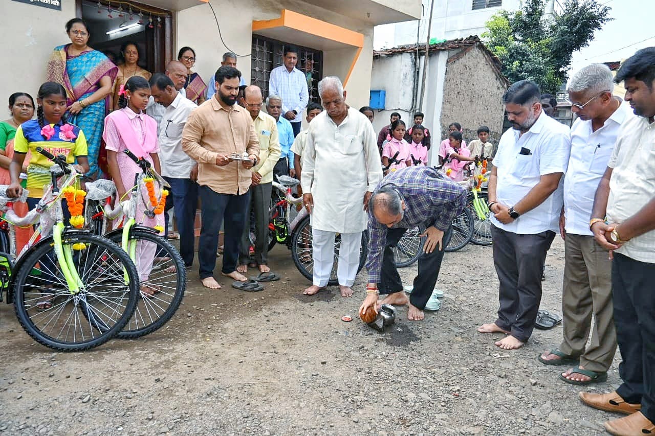 At Nagaon Mrs On the occasion of the death anniversary of Suvarna Subhash Patil