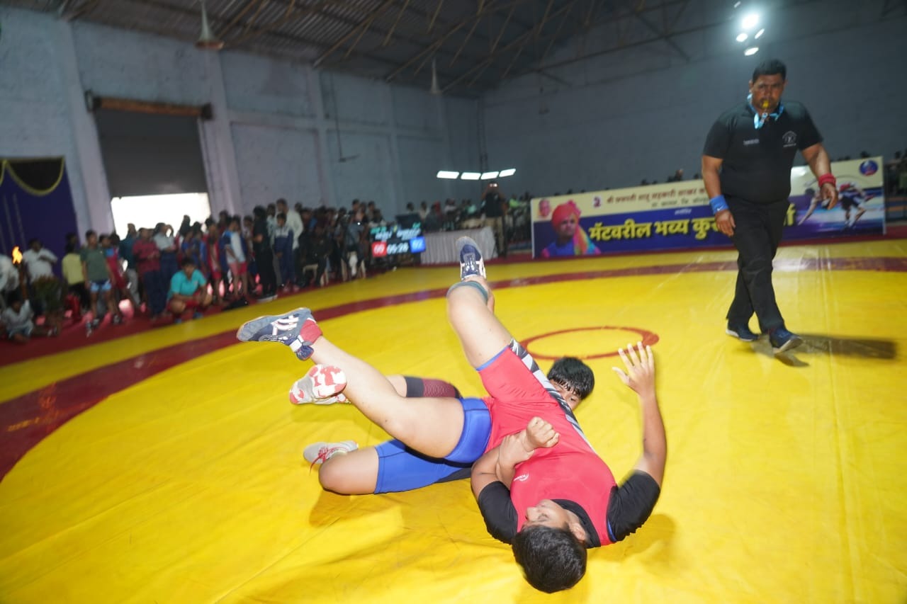 A wrestling match on the shahu factory mat