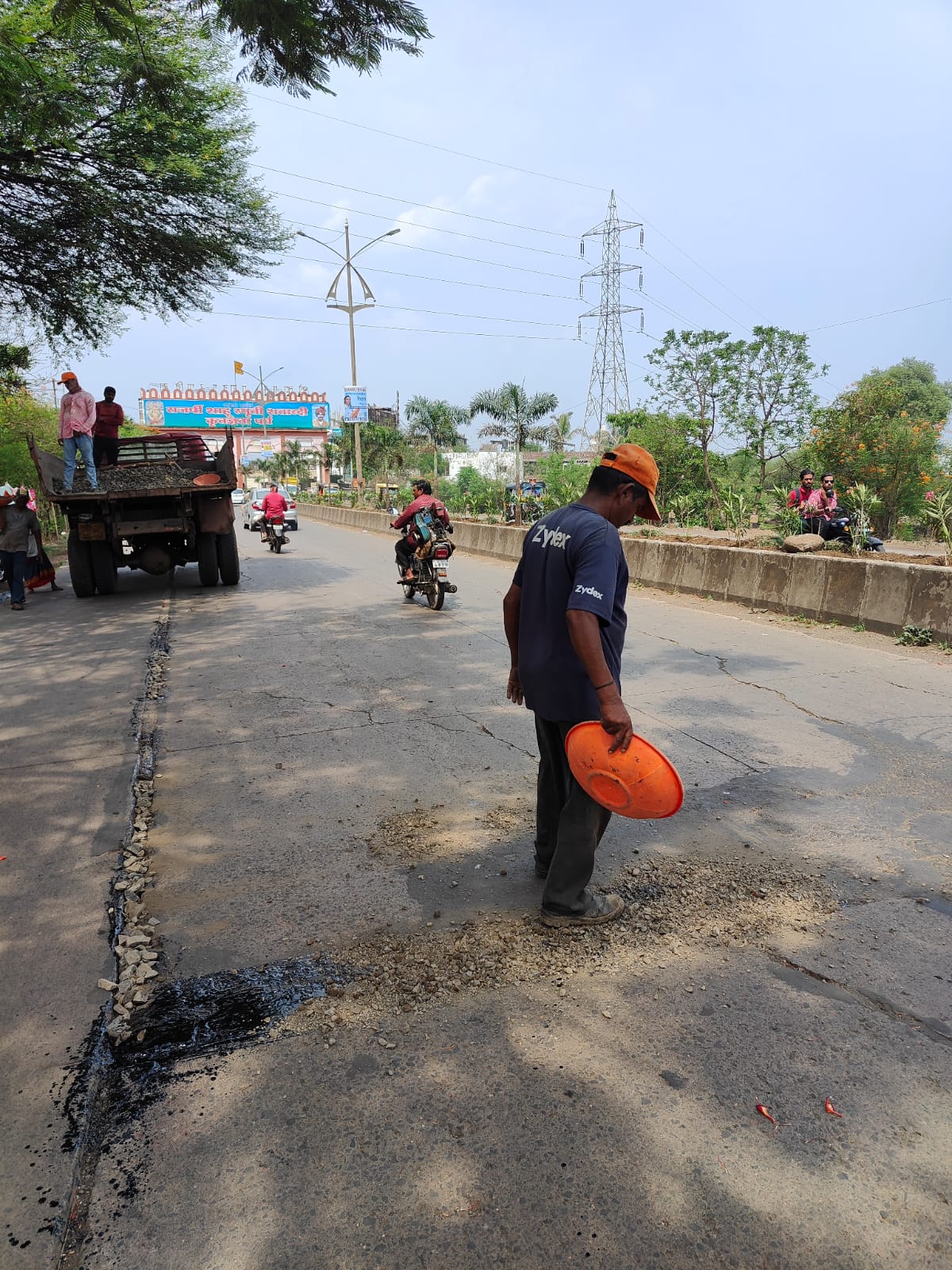 come on After Satej Patil s suggestion Repair of the worn road near Tawde Hotel is in progress