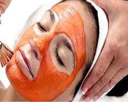 Use a tomato face pack to brighten your face in winter