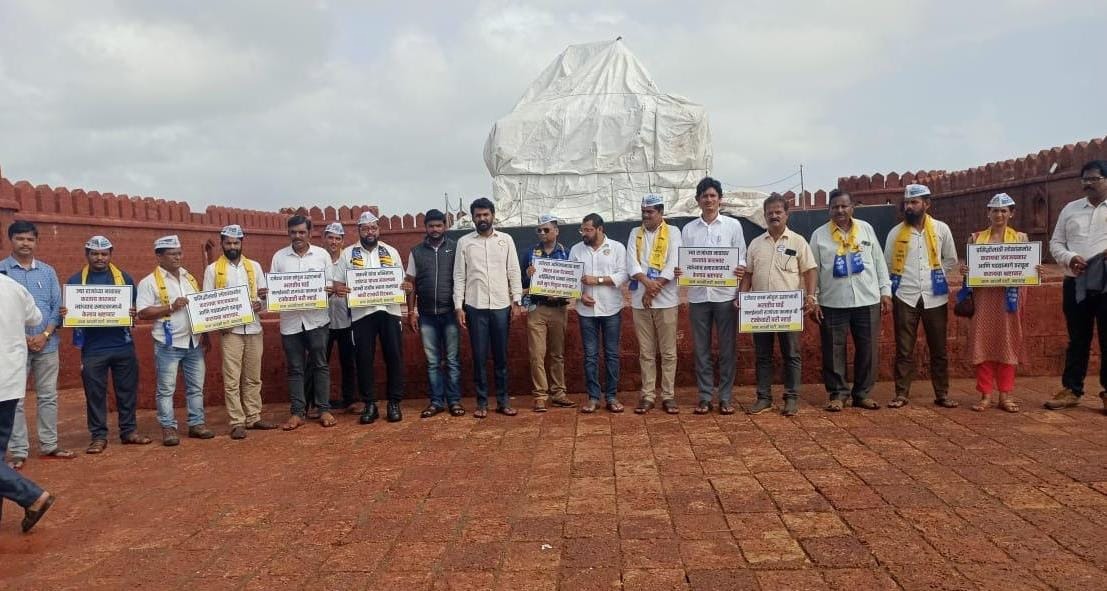 AAP protested the grand coalition government from Rajkot fort