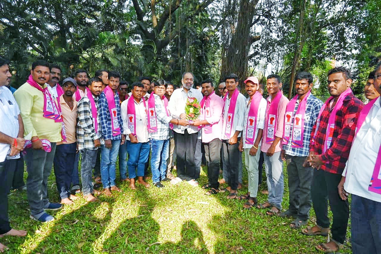 Public entry of Shiv Sena group workers into Jansuraj Shakti Party in Marle