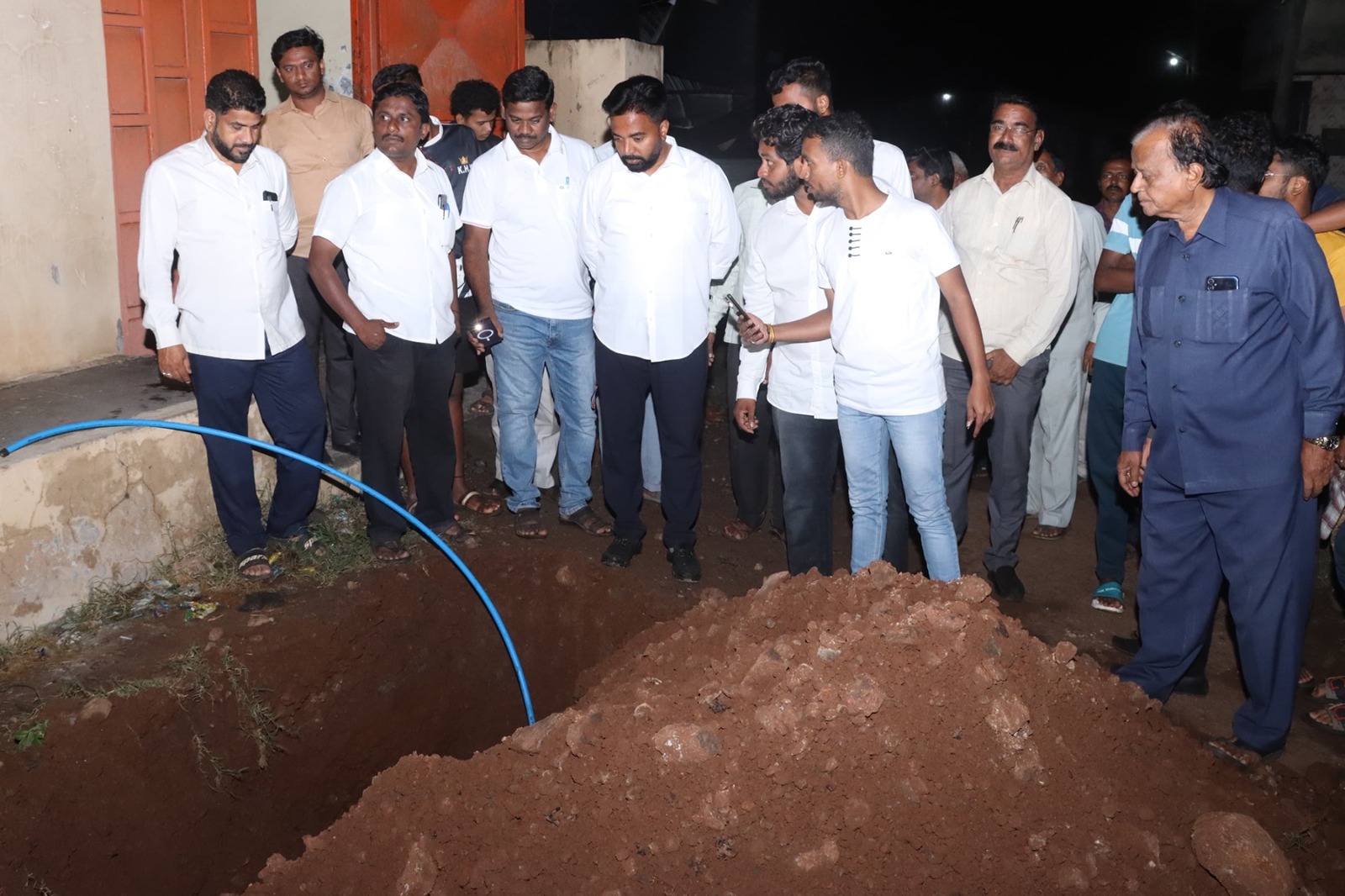 Dr The work of connecting water connection at Kabanur is started at Rahul Awade s own expense