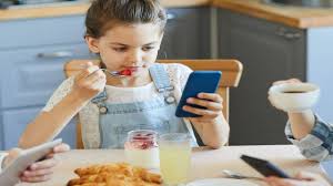 Does your child not eat without looking at his mobile phone