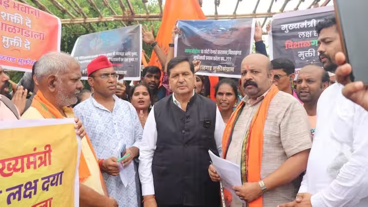Dharne movement of Shiv lovers at Mumbai Azad Maidan   Assurance of Guardian Minister Mangal Lodha