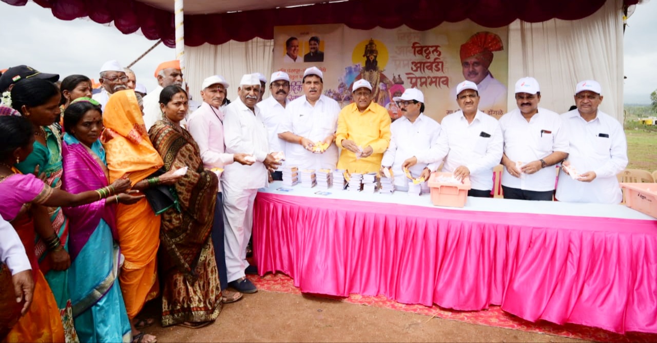 Distribution of scented milk and Haripath booklets on the occasion of Ashadhi Ekadashi through Gokul