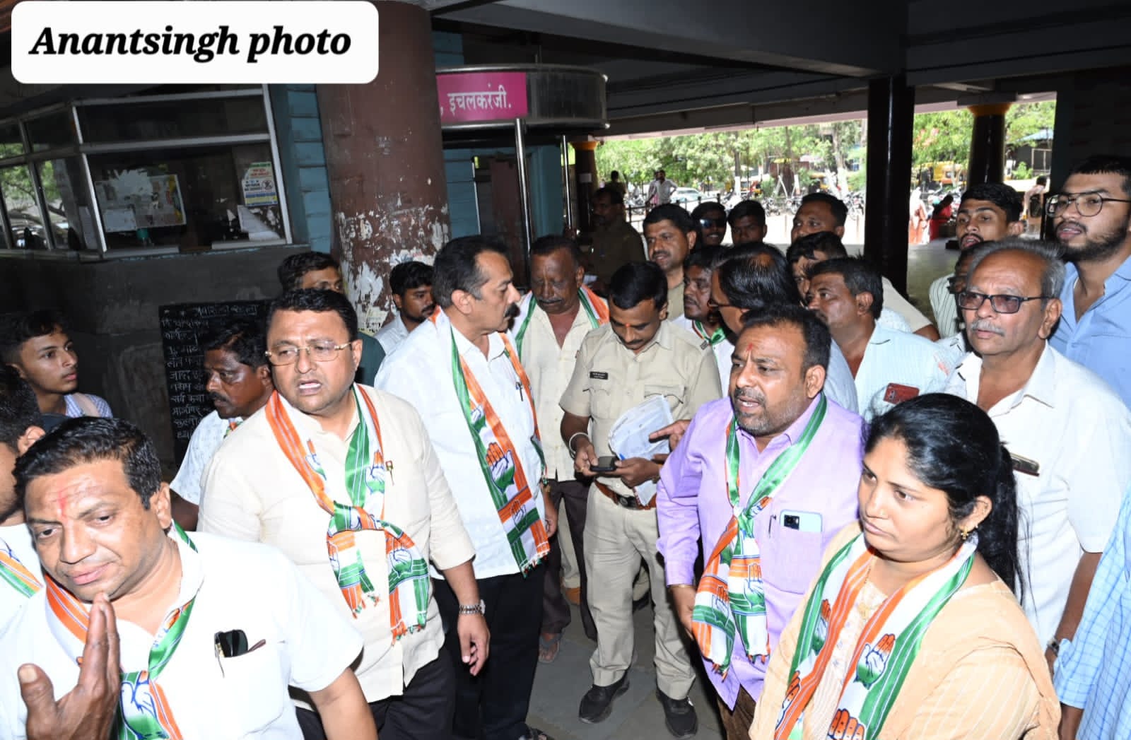 Due to inconvenience to the passengers the Congress held the officials on the line