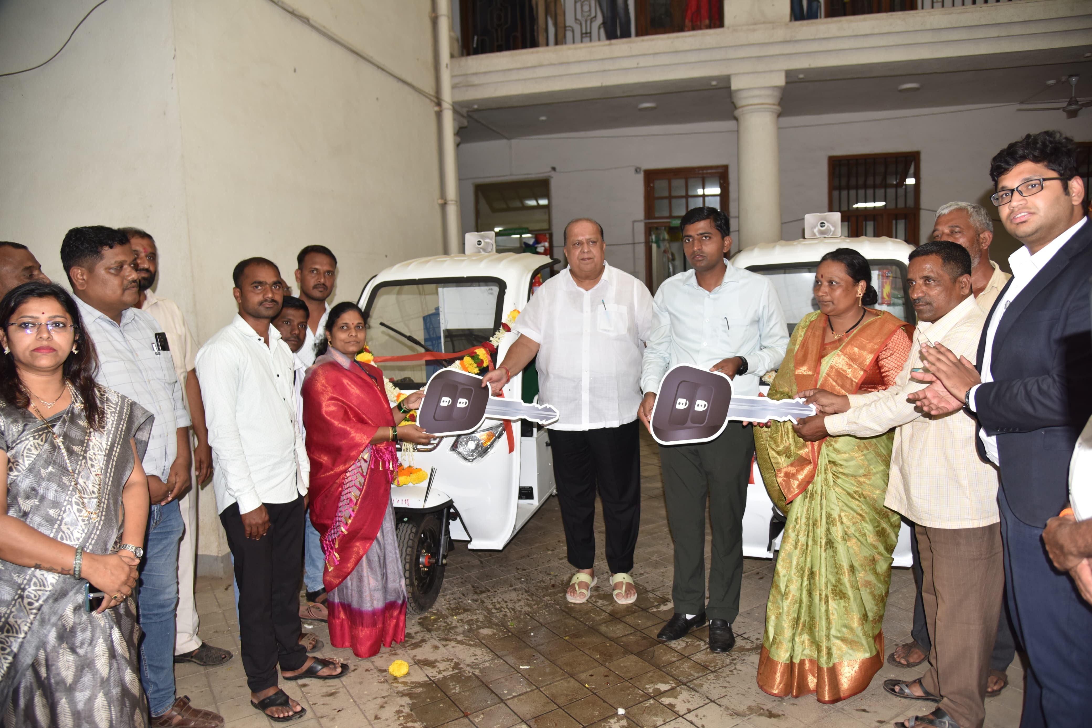 Distribution of e-hour carts for solid waste collection to Gram Panchayats by the Guardian Minister