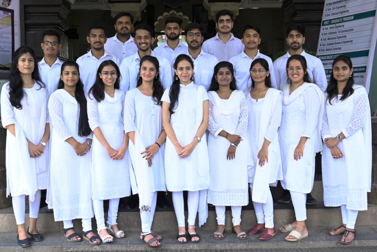 Selection of 18 students of DKTE in ituopen company