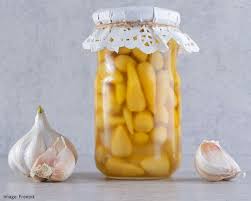 Eating garlic dipped in honey has these 5 health benefits