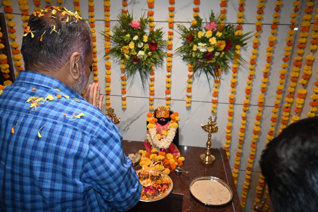 MLA Dr Vinay Kore took darshan of Jyotirlinga