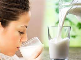 At what time drinking milk is more beneficial night or morning