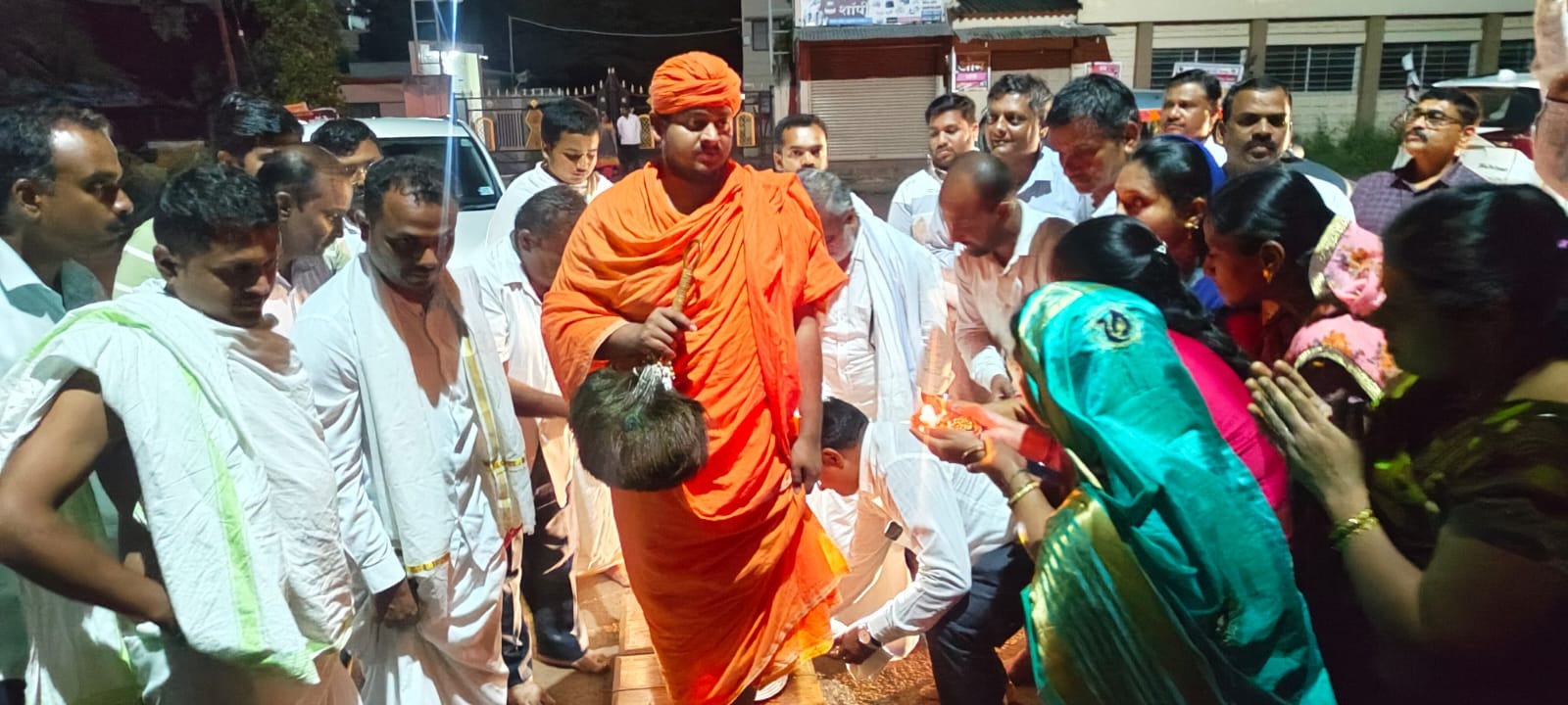 Arrival of Charukirti Bhattarak Swami of Shravan Belgola in very area Baahubali