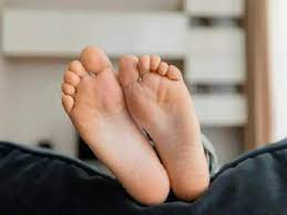 Try these home remedies for foot pain