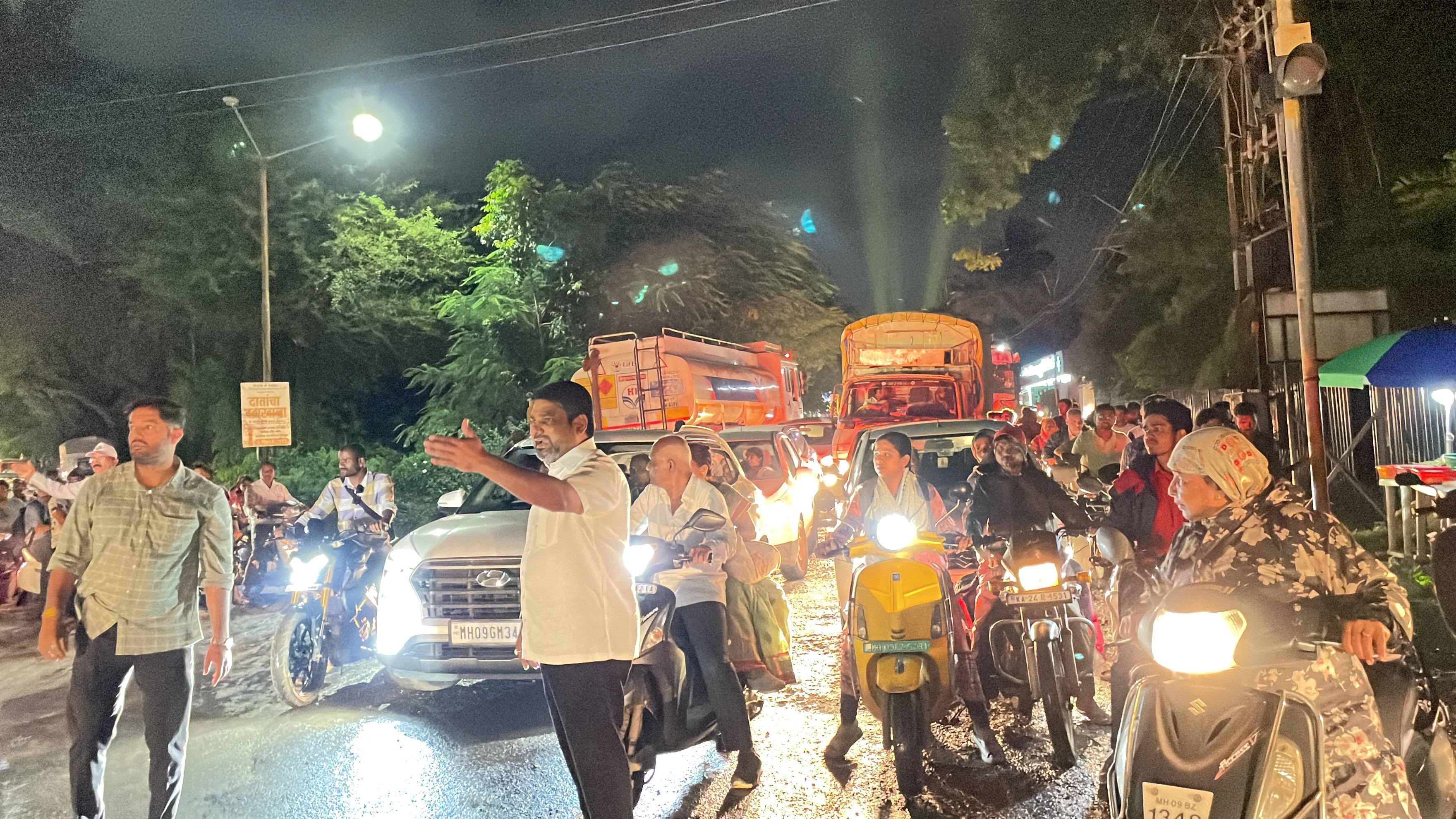 MLA Satej Patil took to the road to smooth the traffic in Ramanandgar Chowk