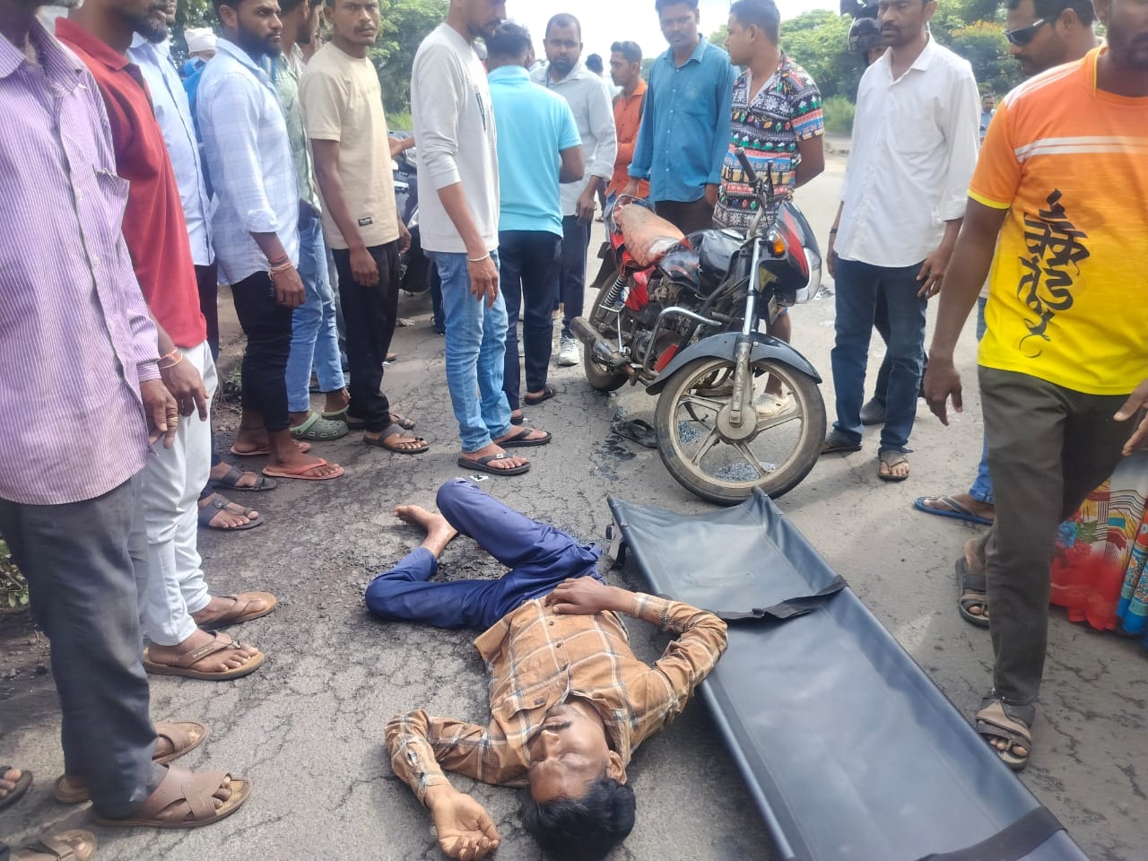 Two wheeler collision at Hatkanangle one injured