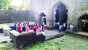 Due to the holiday Panhalgarh was full of tourists