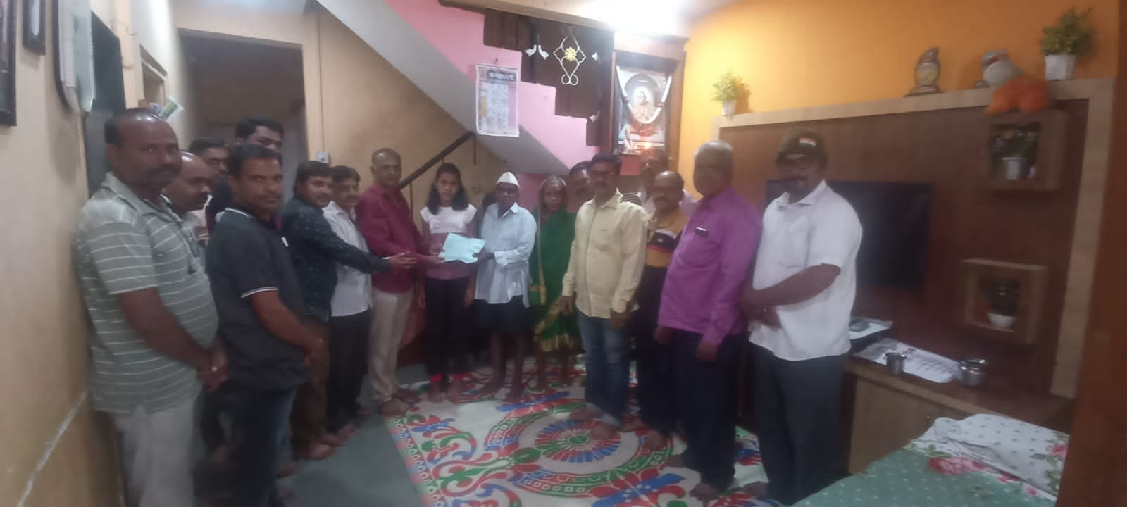 kolhapur saraf sangh made donation